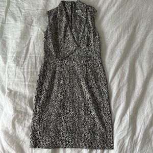 Calvin Klein sleevless sheath dress v neck Black and white size 10